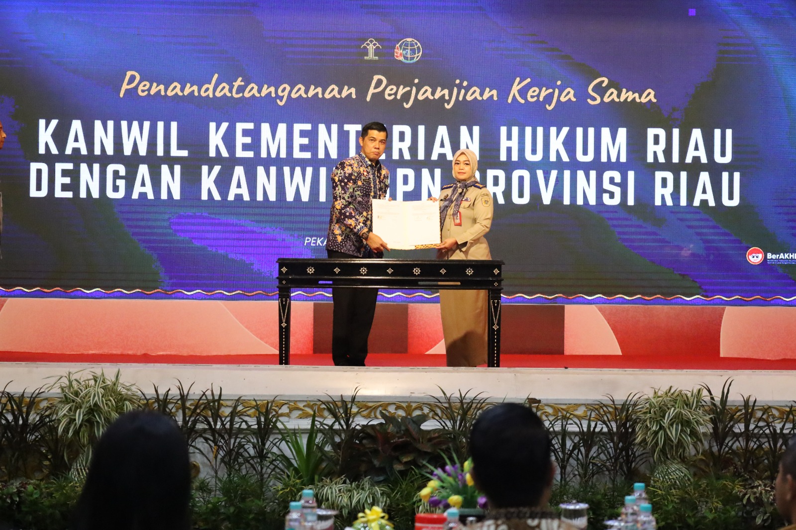 Dorong Penguatan Pos Bantuan Hukum, Kemenkum Riau Serahkan Piagam Kerjasama dengan 13 PT