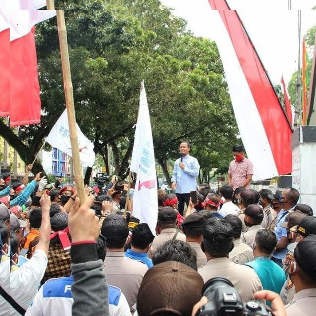 Aksi Damai dan Orasi di Gedung DPRD, Massa Buruh Riau Bersatu Tolak RUU Omnibus Law