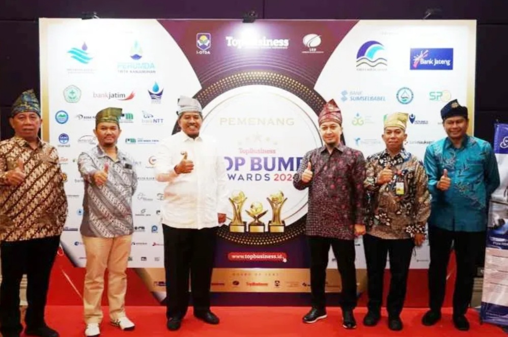 Bupati Siak Alfedri Terima Penghargaan Top BUMD Awards 2021