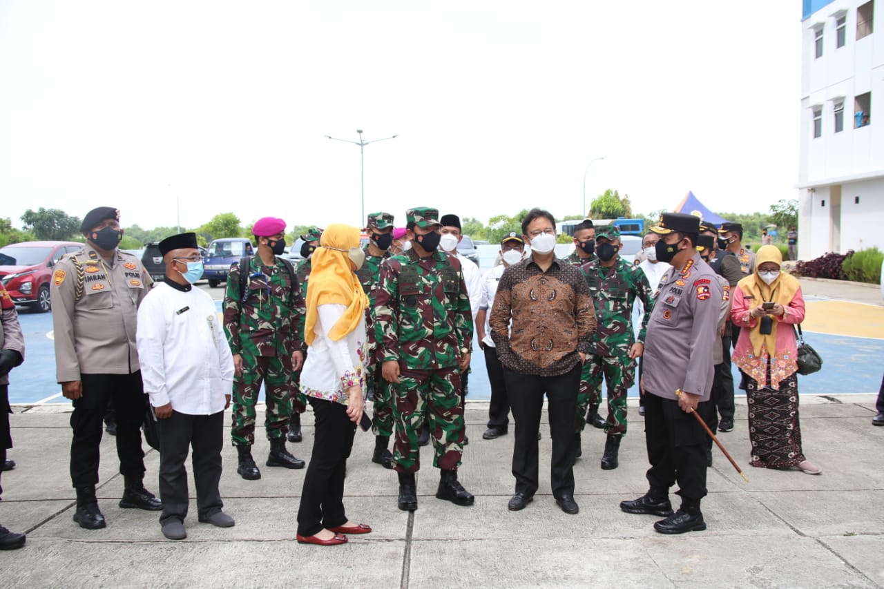Bersama Panglima TNI dan Menkes, Kapolri Tinjau  Rusun Nagrak dan Posko PPKM Mikro di Jakarta