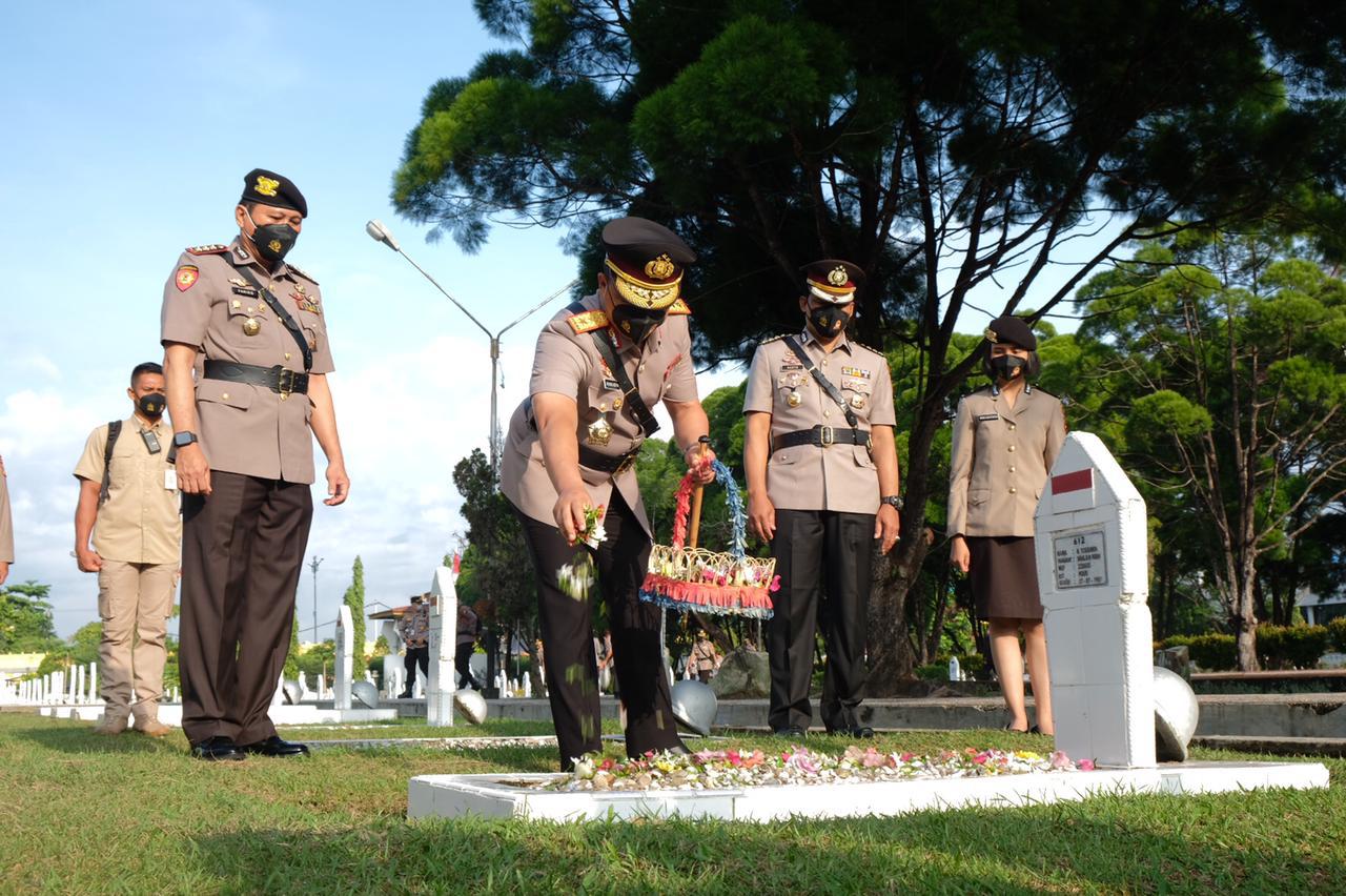 Sambut Hari Bhayangkara ke-75, Kapolda Ziarah dan Tabur Bunga di TMP