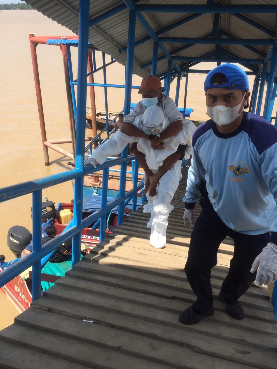 Aksi Bripka Dedek Kurniawan Gendong Pasien Suspek Covid-19 Naik dan Turun Perahu Viral di Medsos