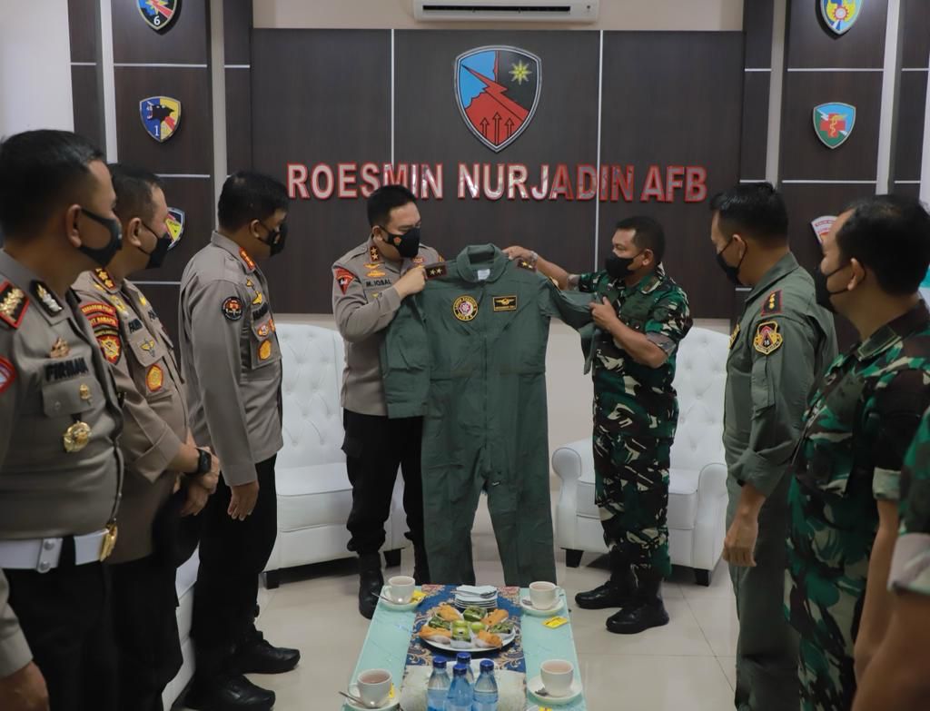 Jalin Sinergitas, Kapolda Riau Kunjungi Lanud Roesmin Norjadin