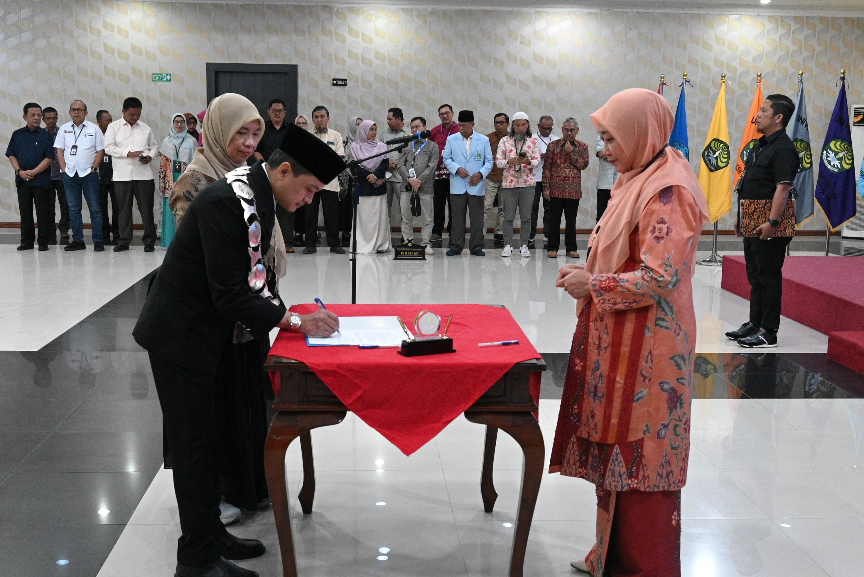 Rektor Unri Lantik Dr Odih Jadi Dekan Fakultas Kedokteran