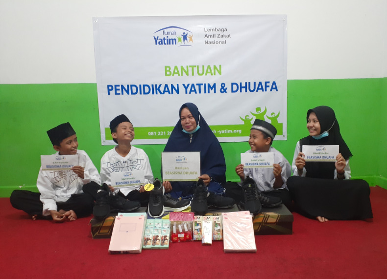 Rumah Yatim Salurkan Bantuan dan Beasiswa Dhuafa untuk Empat Yatim Bersaudara