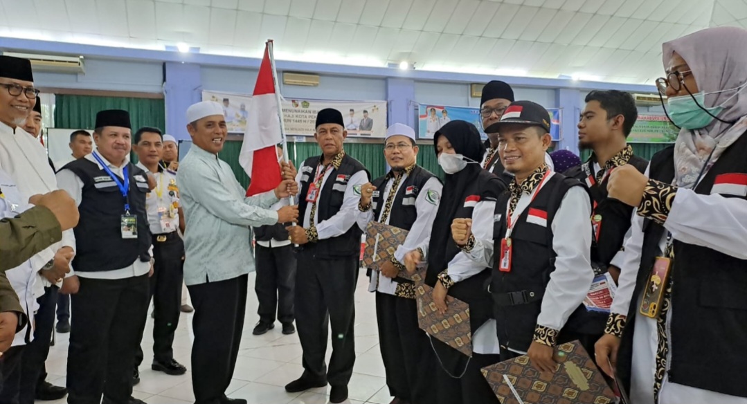 Lepas Jamaah Kloter-04, Pj Bupati Inhil Herman: Tolong Doakan Kampung Kita