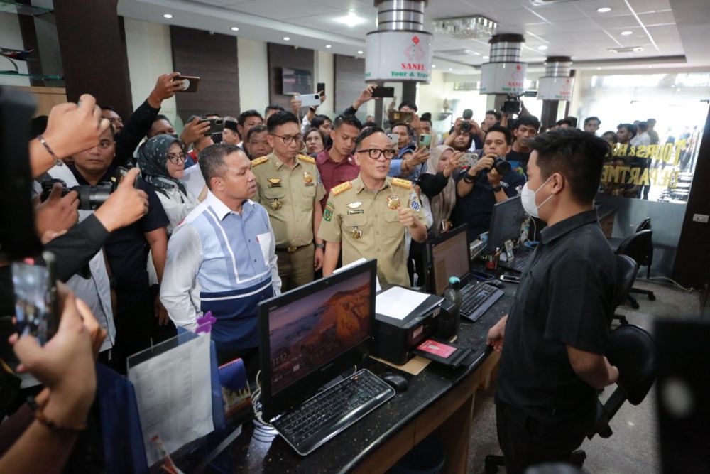 Tak Koperatif, Pemko Pekanbaru Segel Kantor Sanel Tour and Travel