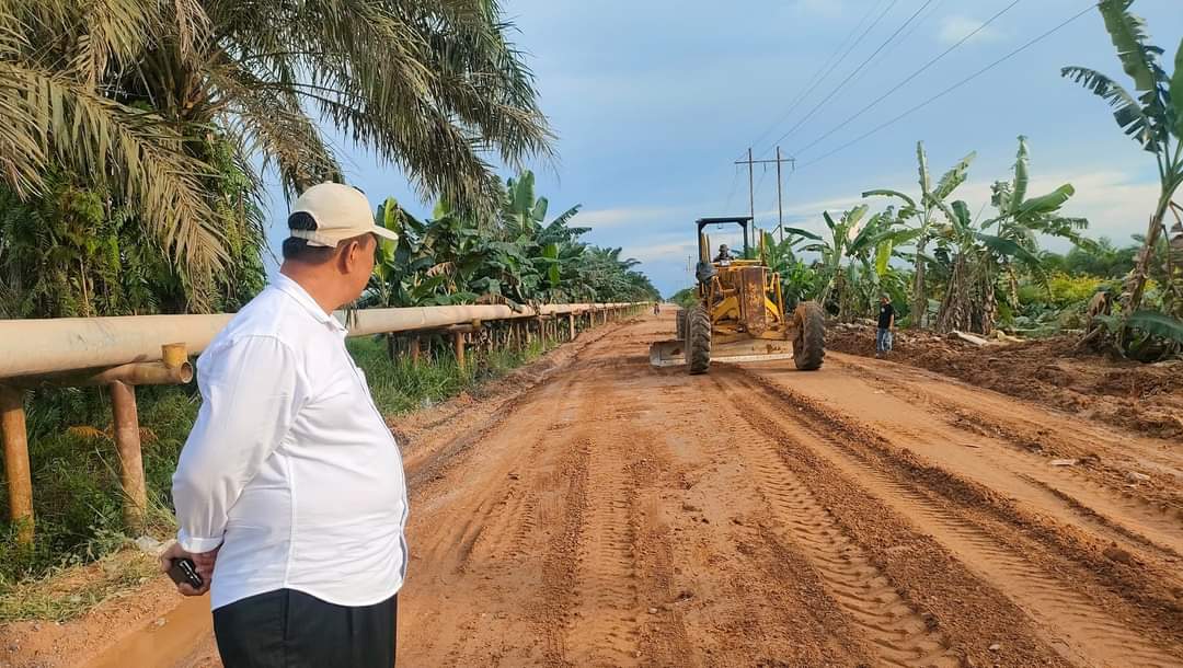 Bupati Minta PT Jatim Bantu Pemkab Rohil Perbaiki Jalan Lintas Kubu yang Rusak Parah