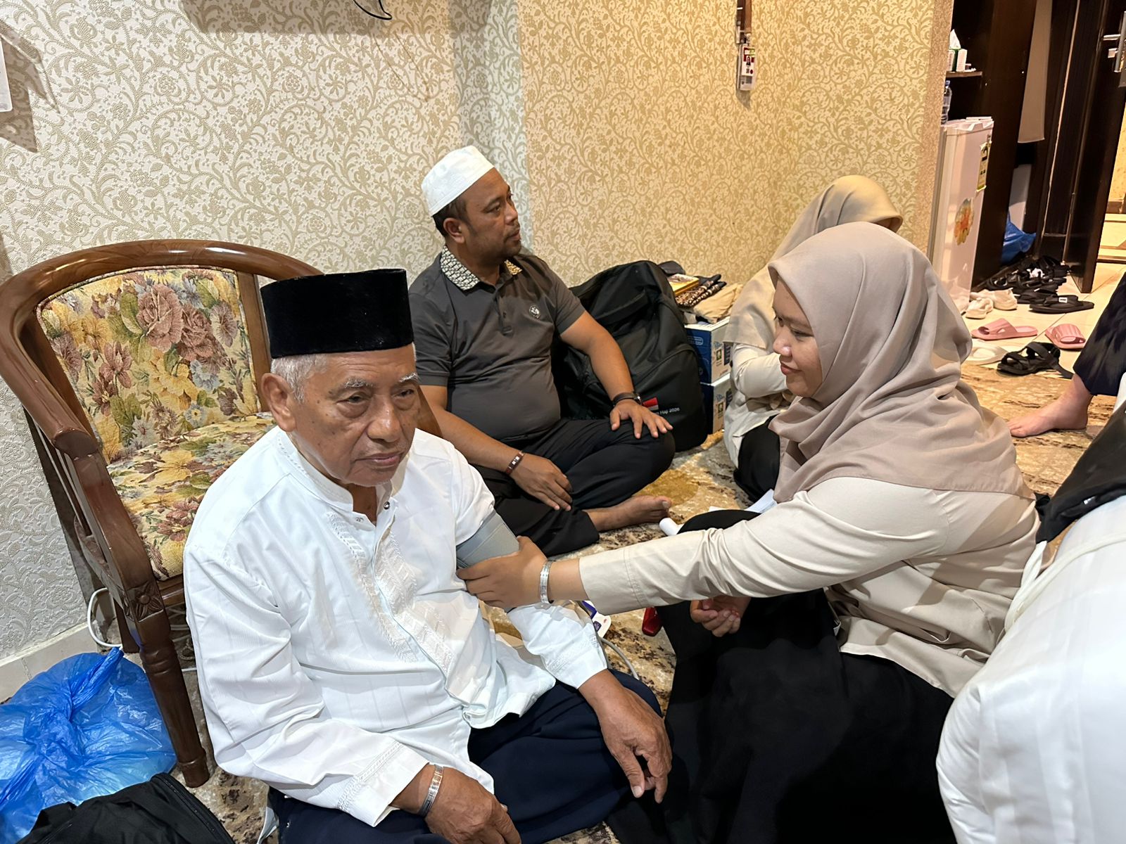 Persiapan ARMUZNA, Petugas Kesehatan Kloter BTH 04 Intensif Periksa Jamaah