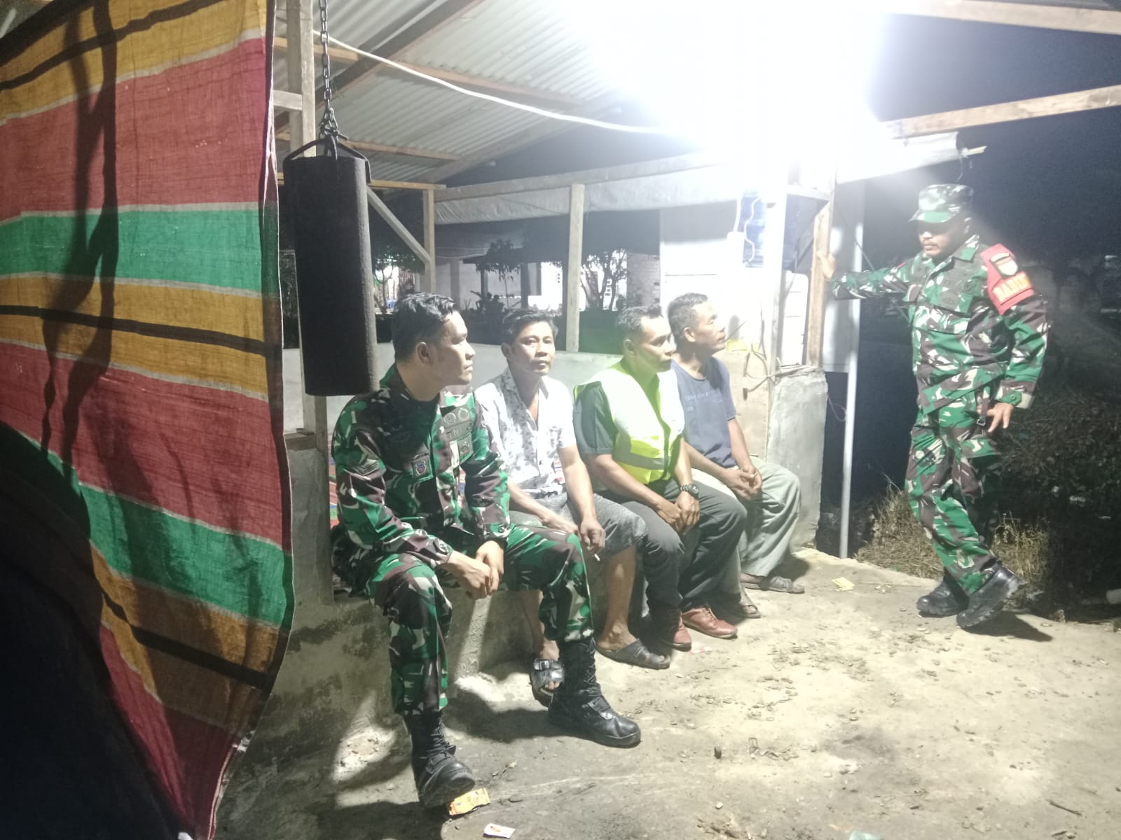 Tingkatkan Keamanan Lingkungan di Wilayah Binaan, Dua Anggota Koramil 0321-02/TP Bersam RT dan Warga Patroli Siskamling