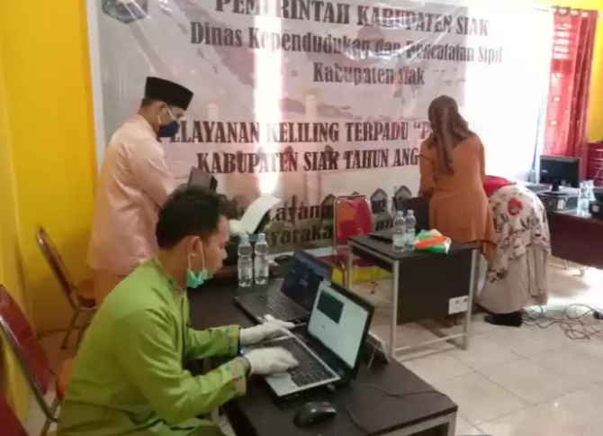 Guna Melayani Masyarakat, Disdukcapil Siak Lakukan Pelayanan Secara Keliling