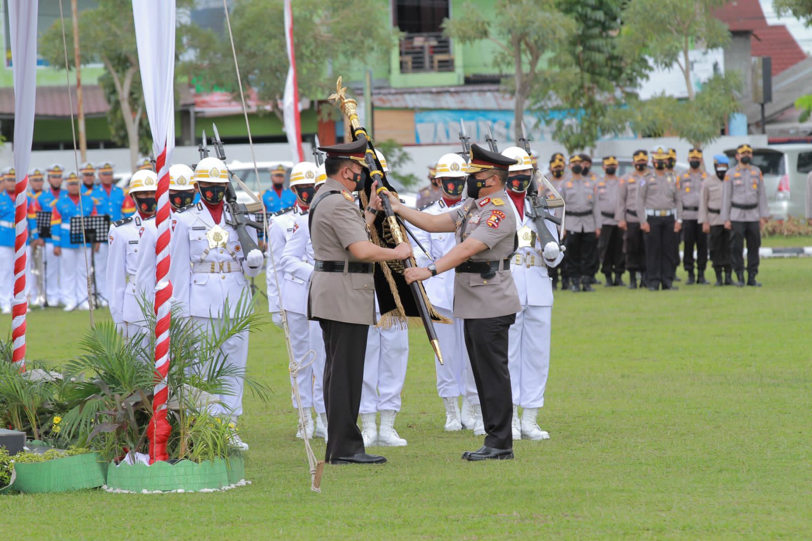 Farawell and Wellcome Parade, Irjen Agung SIE Serahkan Pataka Polda Riau ke Irjen M Iqbal