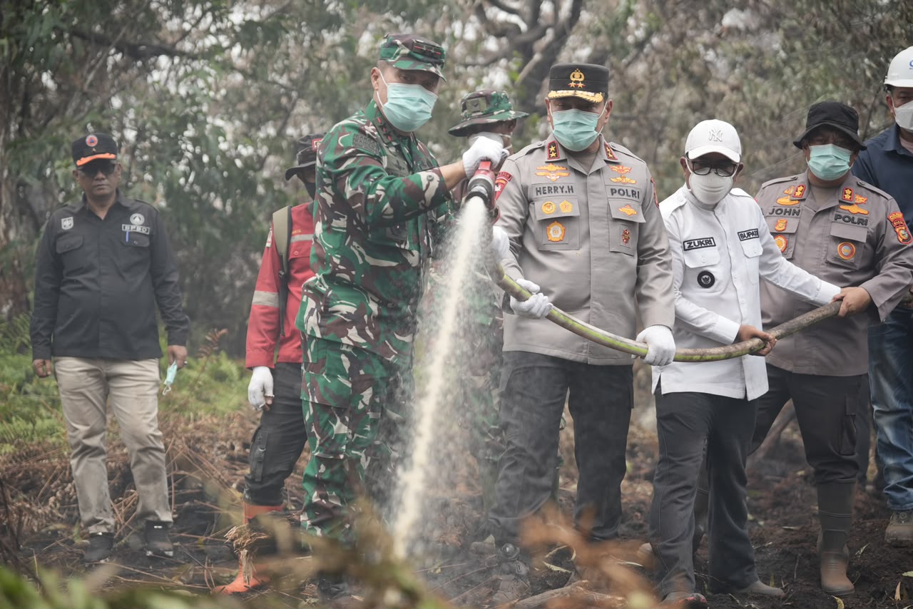 Turun Langsung Padamkan Api di Pelalawan, Kapolda Riau: Karhutla Tidak Bisa Ditangani Sendiri-Sendiri