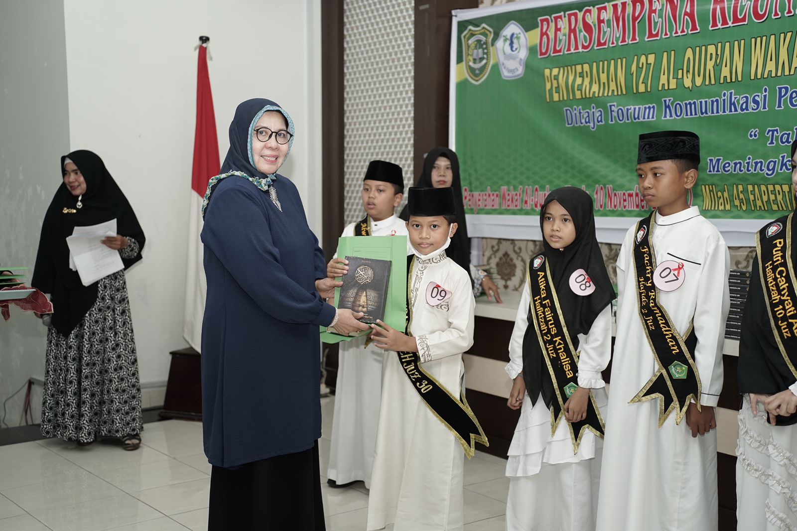 Sempena Milad ke-45, IKA Faperta UIR Serahkan Wakaf Al-Qur’an ke Hafidz dan Hafidzah