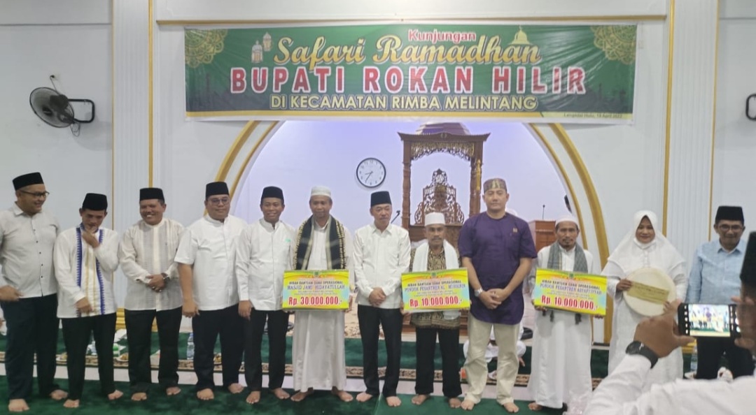 Safari Ramadhan di Rimba Melintang, Bupati Rohil Serahkan Bantuan Rp50 Juta