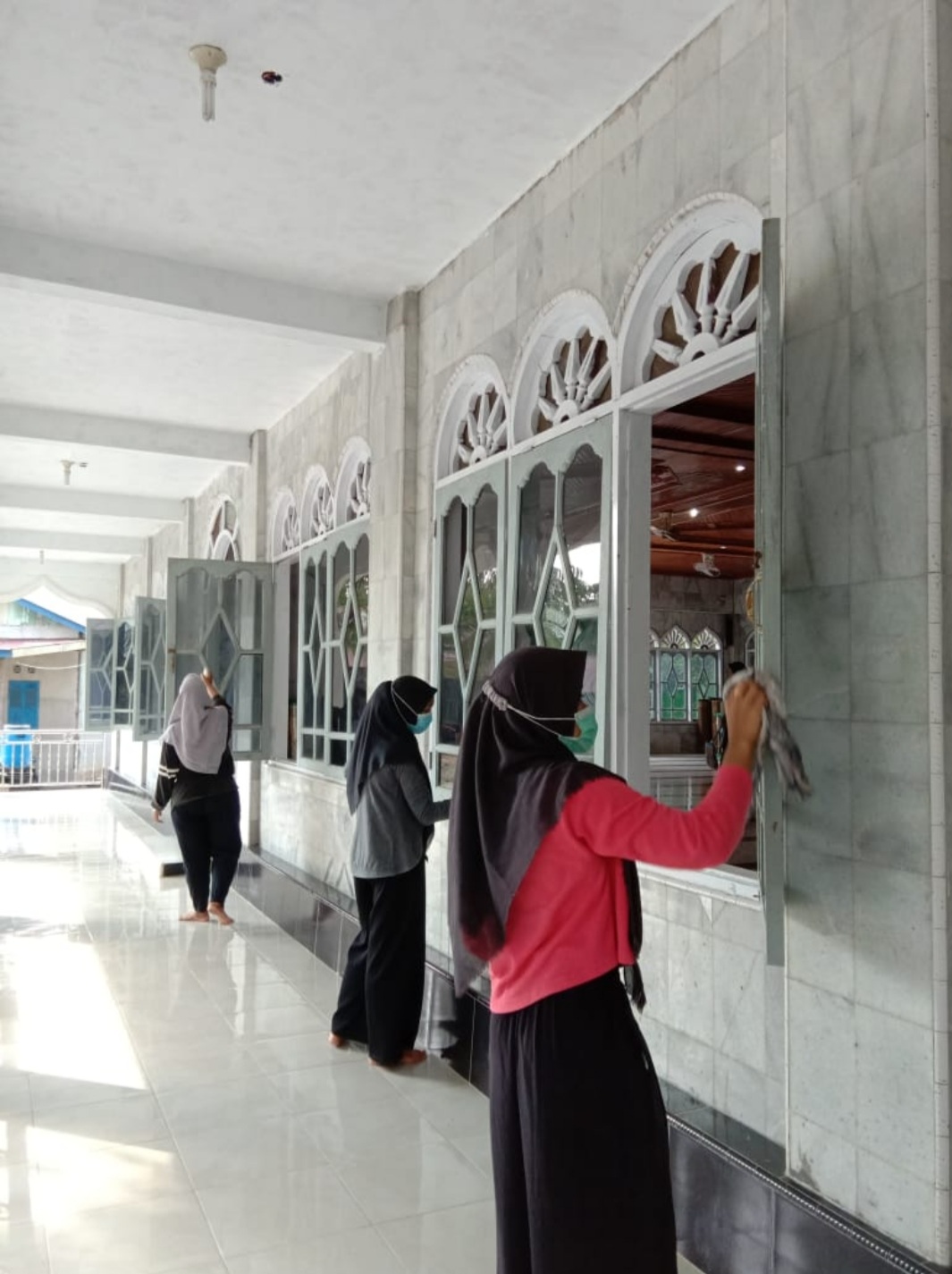 Sambut Idul Adha, Mahasiswa Kukerta Balek Kampung UR Bersihkan Masjid Nurul Iman Teluk Kenidai