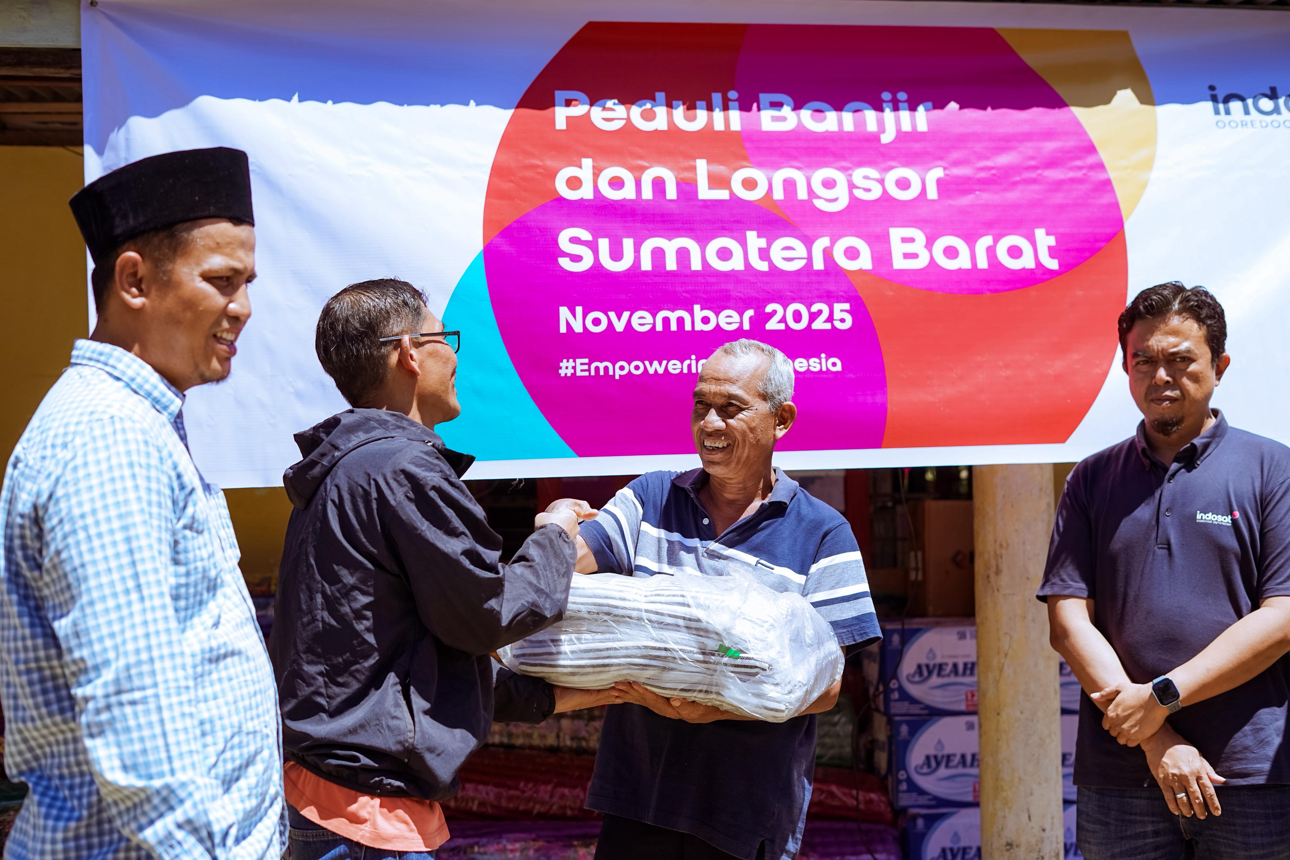 Indosat Ooredoo Hutchison Salurkan Bantuan ke Korban Banjir dan Longsor di Padang Pariaman