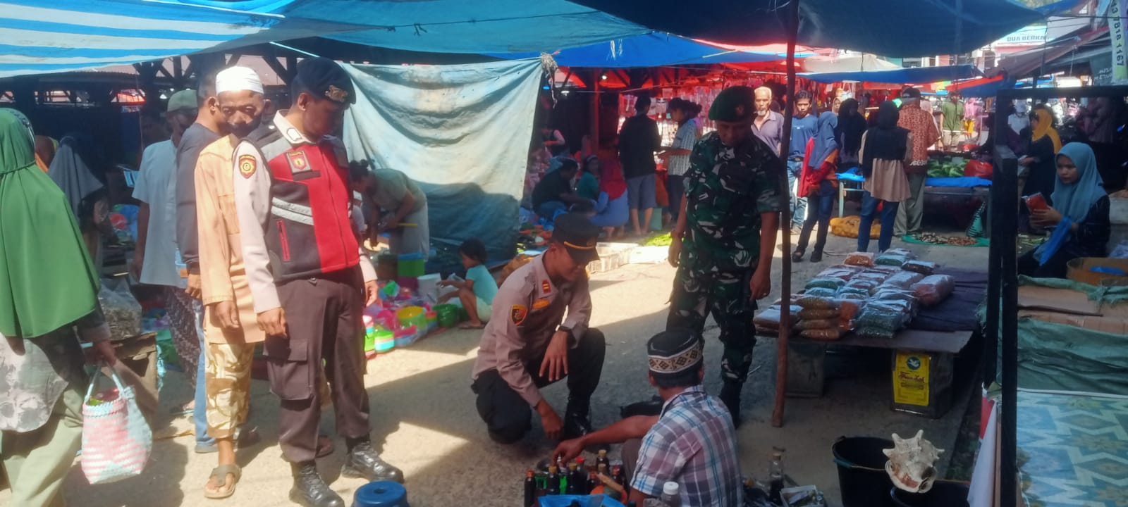 Antisipasi C3 dan Monitoring Sembako, Polsek Tandun dan Koramil 08 Patroli di Pasar Tradisional