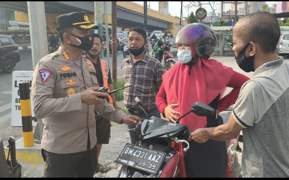 Mau Melahirkan di Jalan, Petugas Dirlantas Polda Riau Bantu Puji Astuti ke Rumah Sakit