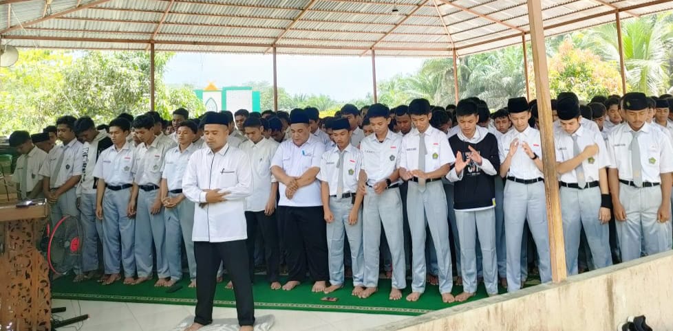 MAN 4 Kota Pekanbaru Gelar Salat Ghoib untuk Syuhada Palestina