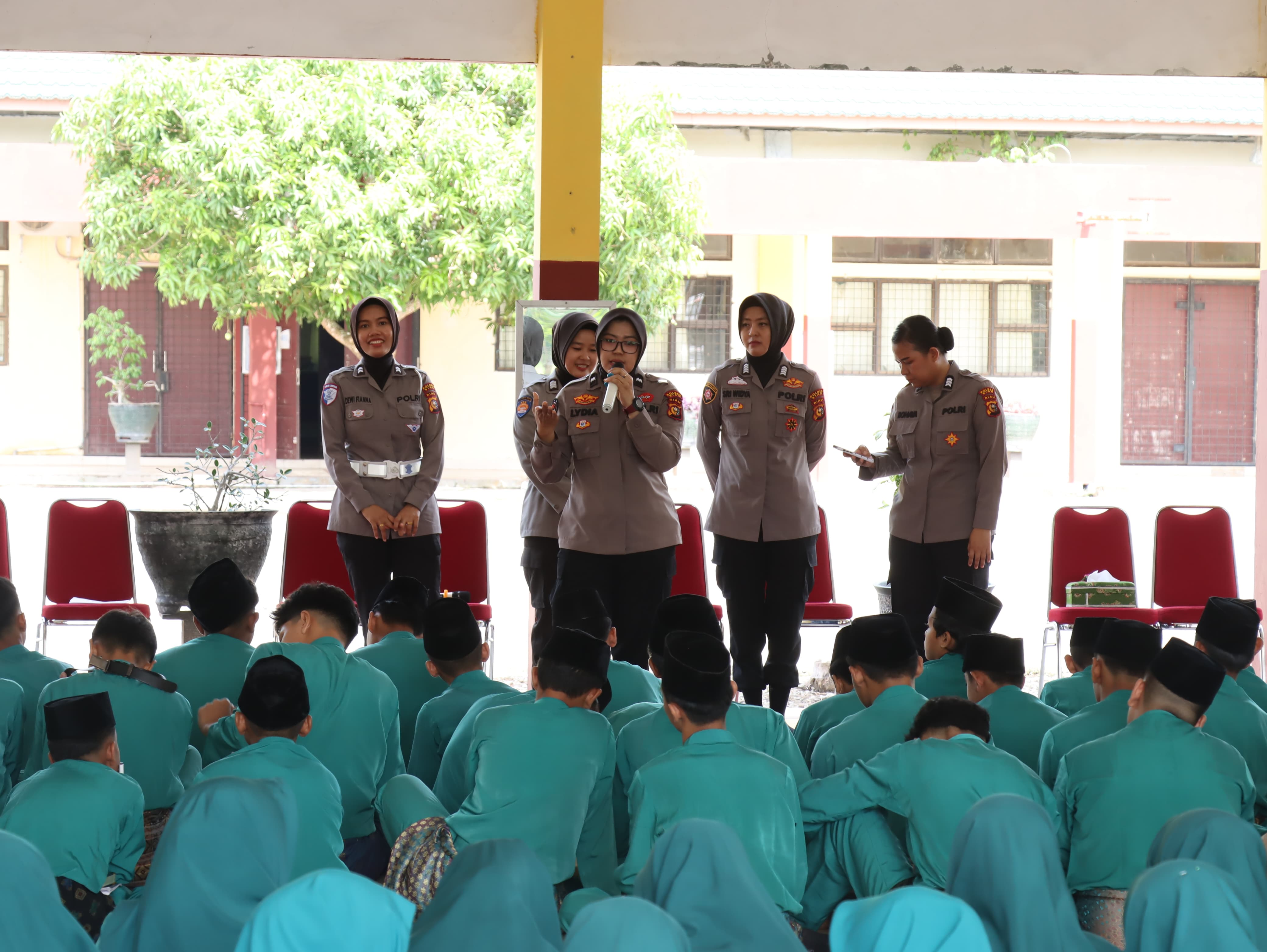 Polwan Polres Siak Gelar Trauma Healing bagi Siswa SMP Sains Tahfizh Siak