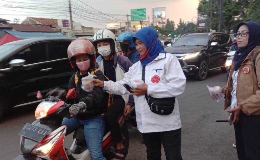 Relawan Indonesia Maju Bagikan Ribuan Takjil Gratis di Kota Bandung