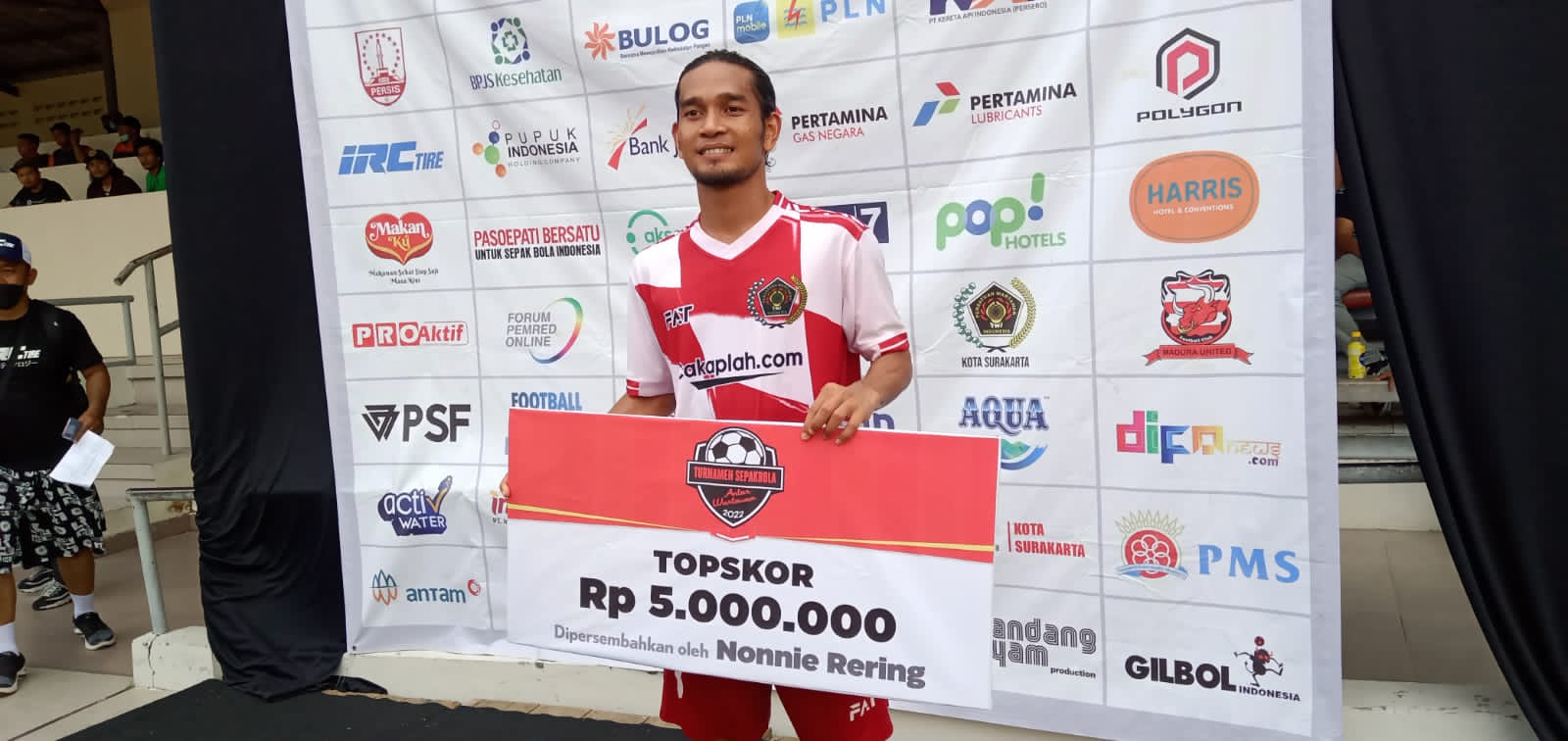 Striker Tim Wartawan SIWO Riau Febri Top Scorer Turnamen Sepakbola Piala Walikota Solo
