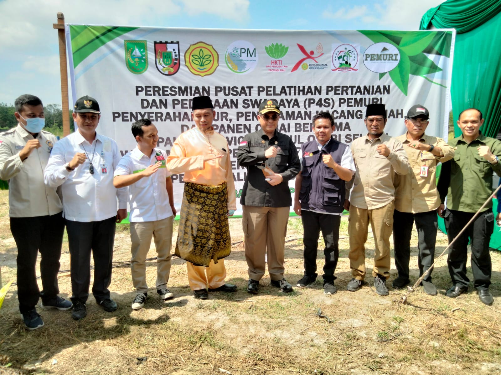 Wamentan Panen Cabai di Okura Rumbai Timur