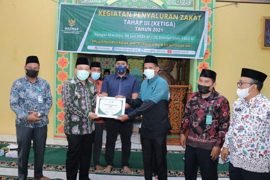 Salurkan Zakat Konsumtif, Husni Merza Ajak Kaum Dhuafa Selalu Berdoa dan Bersyukur