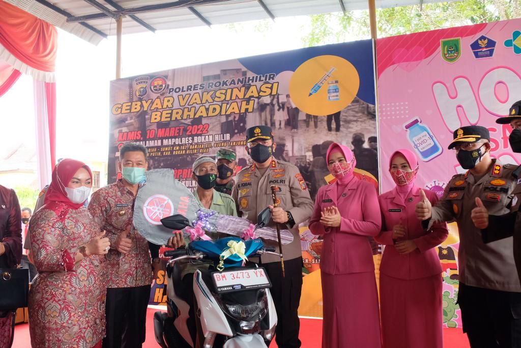 Motivasi Masyarakat Ikut Vaksin, Kapolda Riau Berikan Hadiah Sepeda Motor