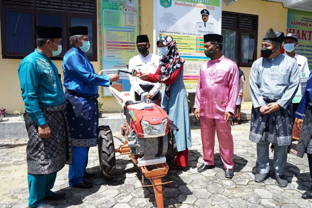 Di Kampung Kumbaran Utama, Bupati Siak Saksikan Khittan Massal dan Serahkan 1 unit Traktor Tangan