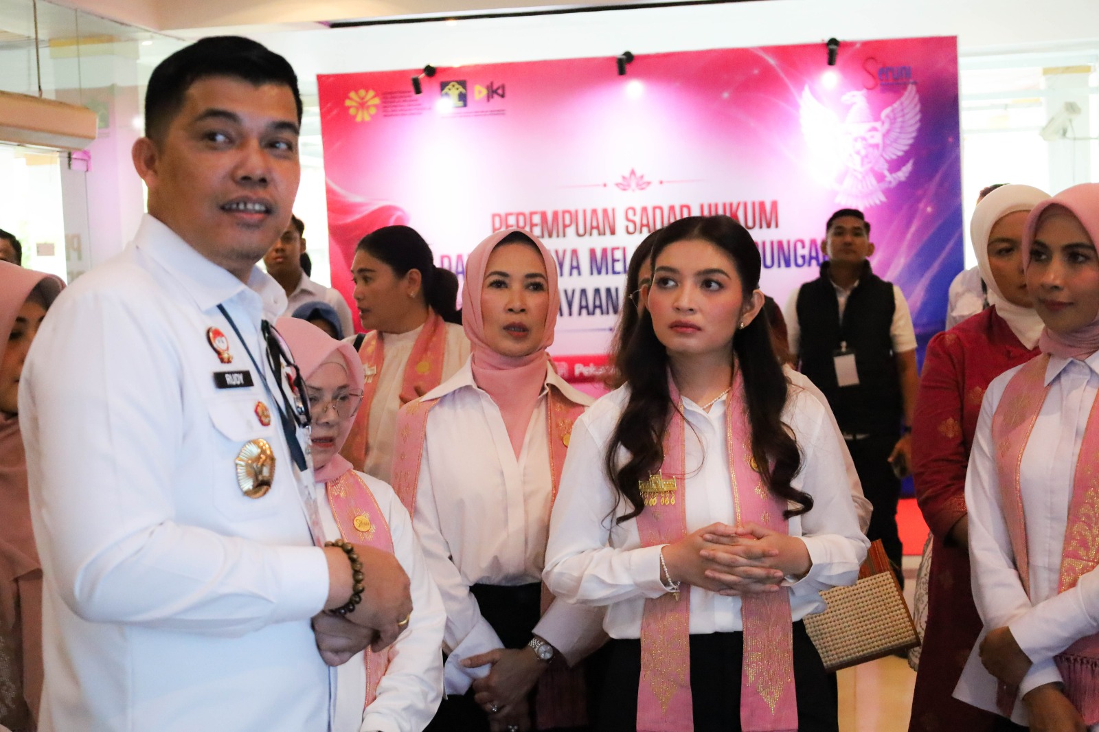 Istri Wapres Selvi Gibran Rakabuming Apresiasi UMKM Lokal dan Layanan Hukum di Balai Serindit
