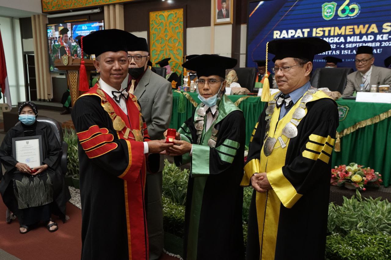 Serahkan PIN Emas ke Mantan Rektor UIR, Prof Syafrinaldi: Segala Baktimu Takkan Kami Lupakan