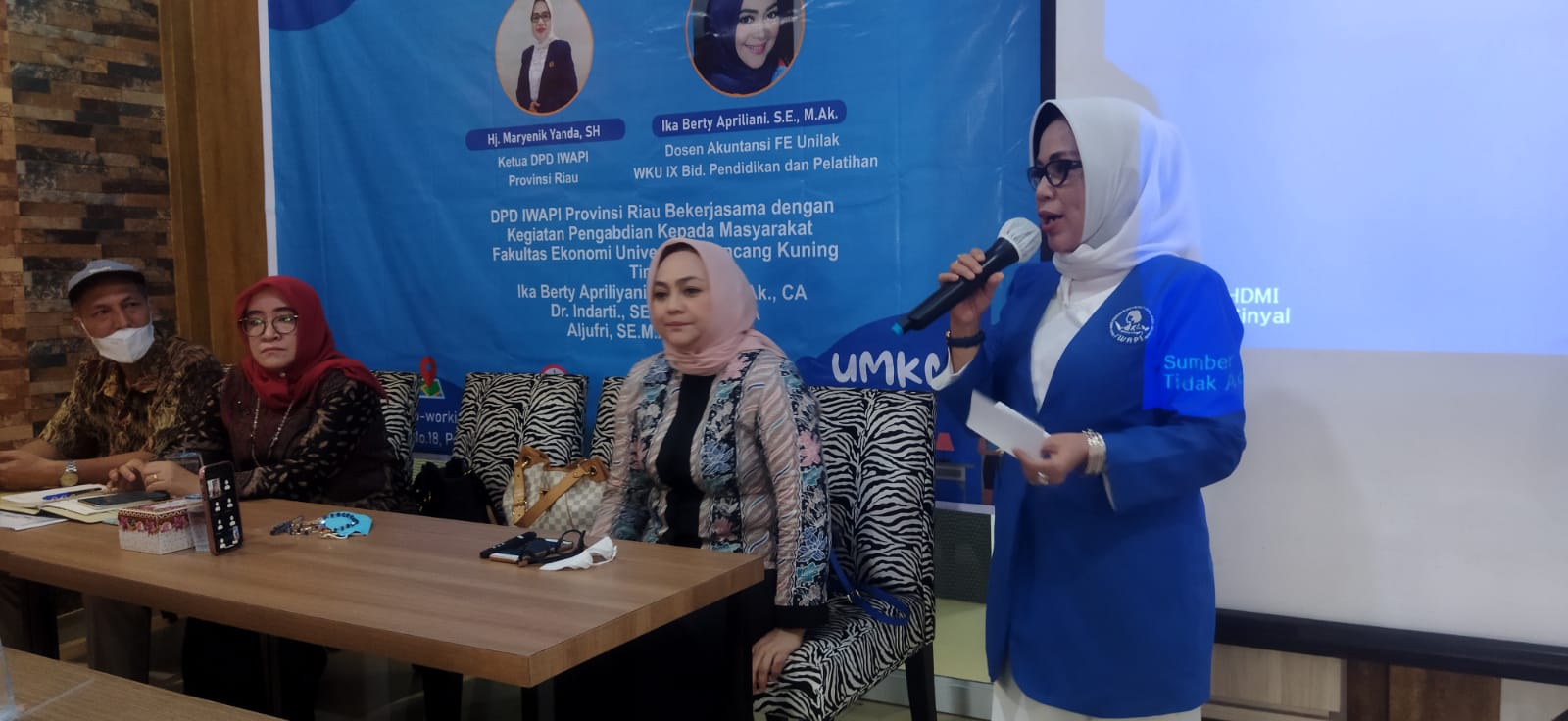 Dosen Fekon Unilak Bersama IWAPI Riau Beri Pelatihan Standar Laporan Keuangan ke UMKM di Riau