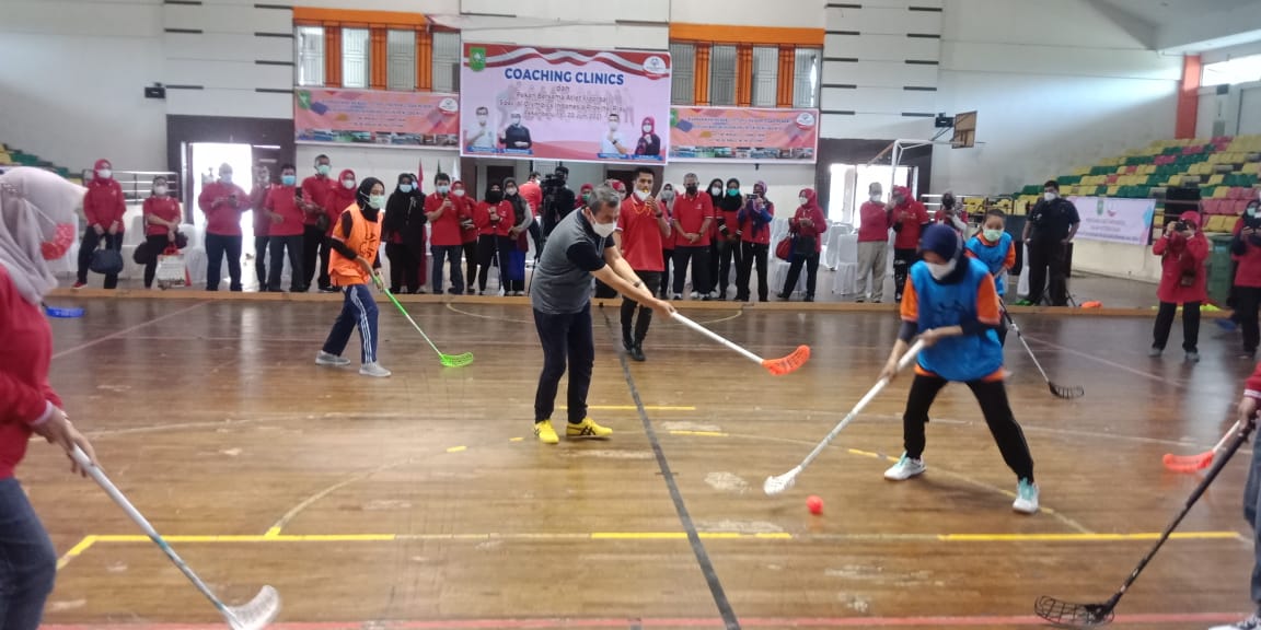 Support Atlet SOIna Riau  ke Rusia, Gubri Ikut Main Floorball
