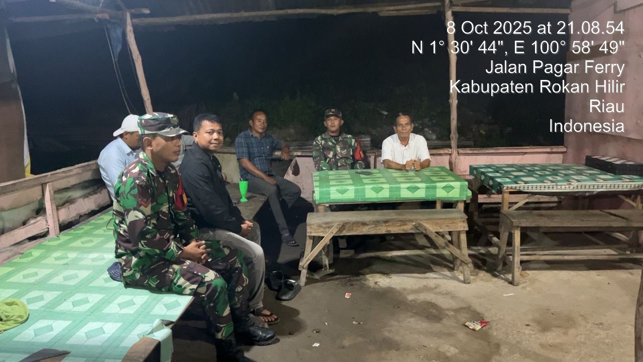 Dua Anggota Koramil 02/TP dan Bhabinkamtibmas Patroli Siskamling di Wilayah Sintong