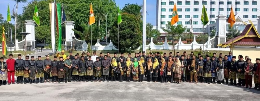 Prosesi Tegak Payung Panji Adat Mewarnai alaman Balai Adat LAMR Riau