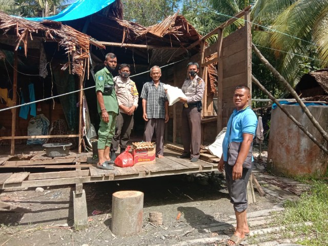 Polsek Rangsang Barat Serahkan Bantuan Sembako ke Warga Dusun Teratai