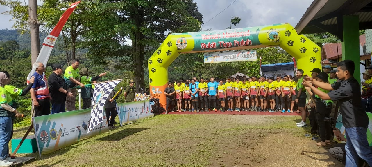 Ratusan Peserta Berlaga di Jungle Run TNBT, Juara Didominasi Para Milenial