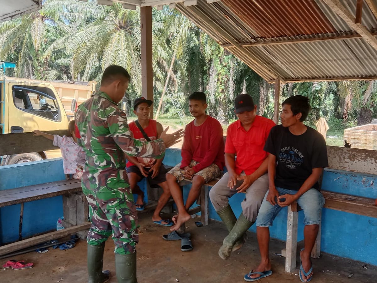 Komsos di Kampung Pancasila Pematang Sikek Rimba Melintang, Babinsa Koramil 0321- 05/ RM Ajarkan Nilai Pancasila