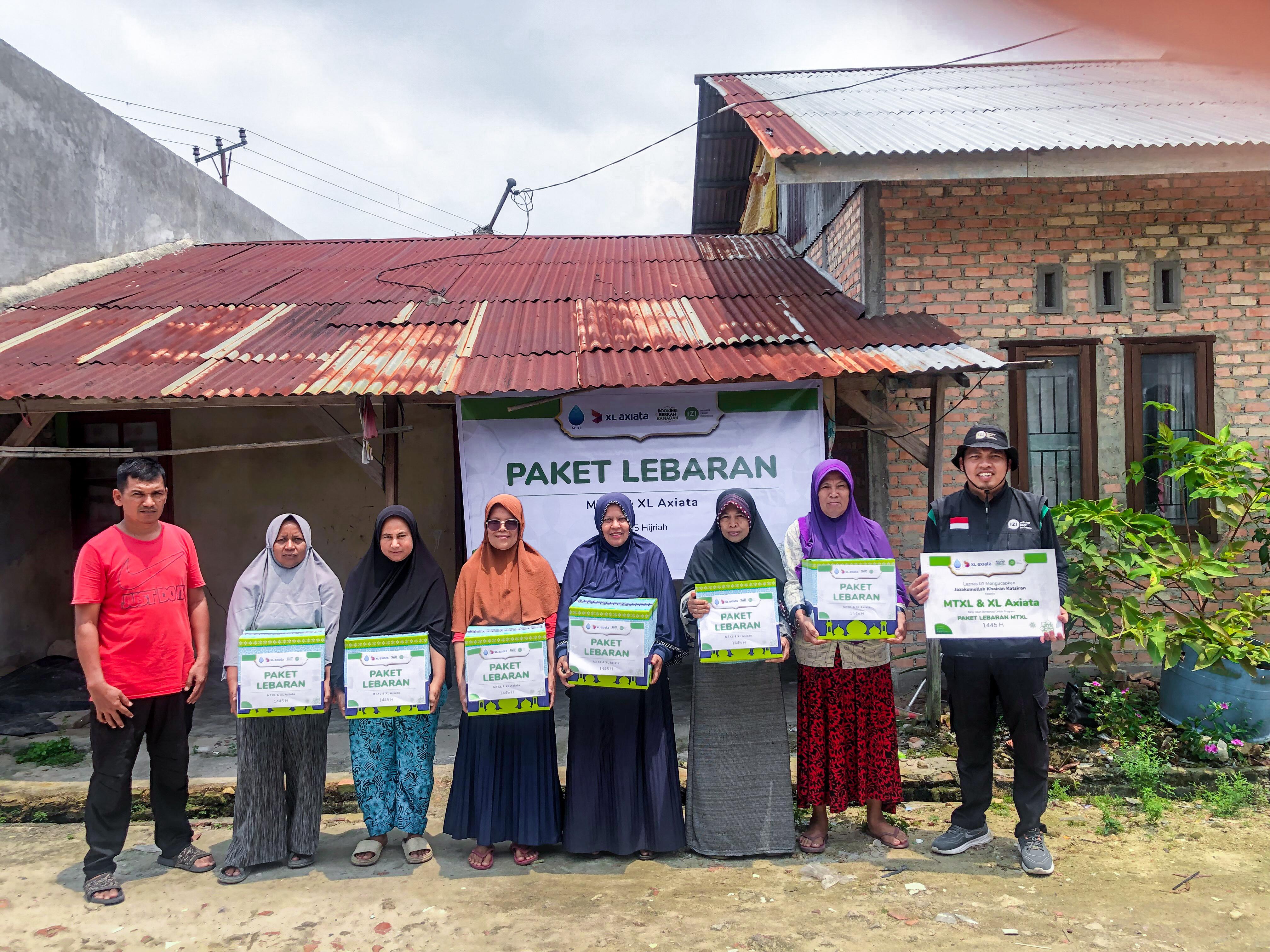 IZI Riau Bersama MTXL dan XL Axiata Salurkan 100 Paket Lebaran di Kampar