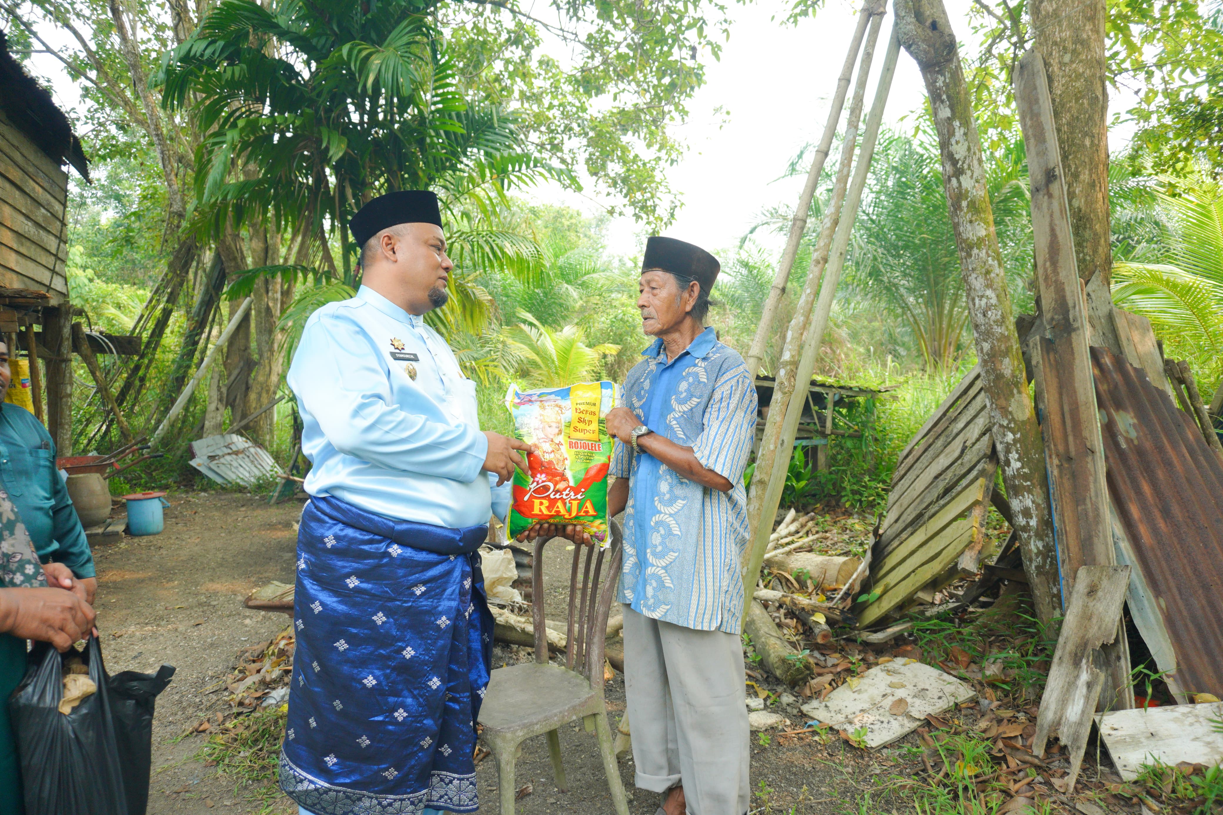 Keliling Empat Kampung, Wabup Siak Syamsurizal Serahkan Bantuan ke Lansia dan Disabilitas di Sungai Apit
