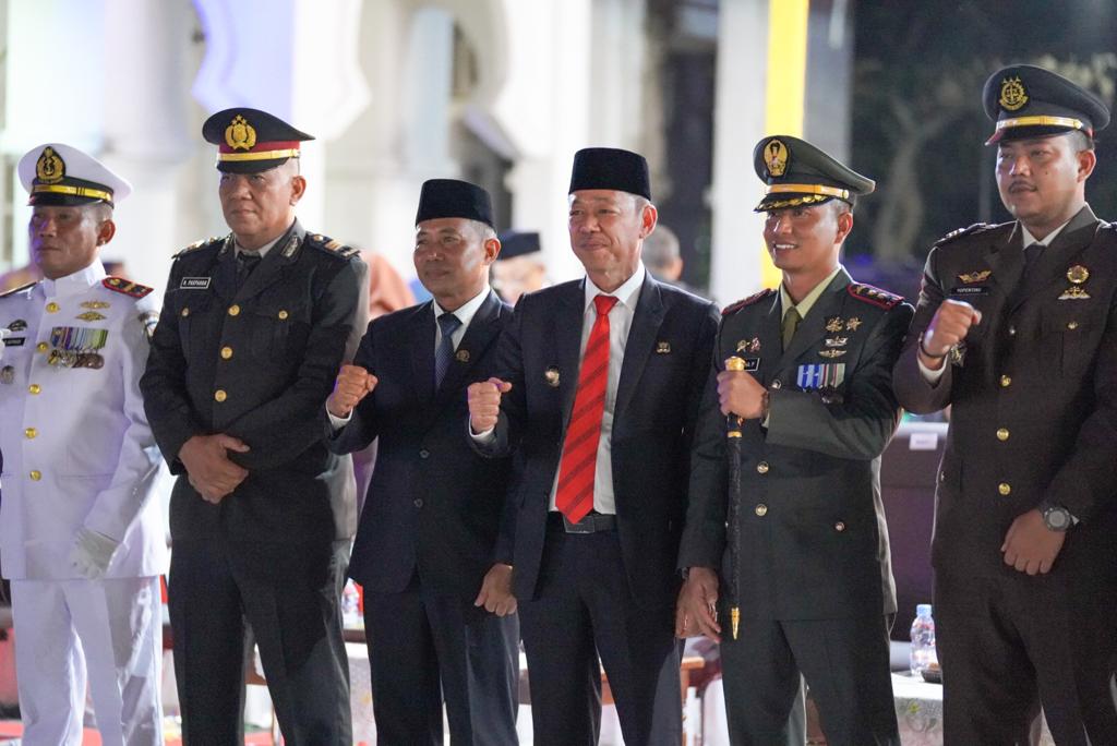 Bupati Rohil Afrizal Sintong  Lepas Peserta Pawai Obor Malam Taptu
