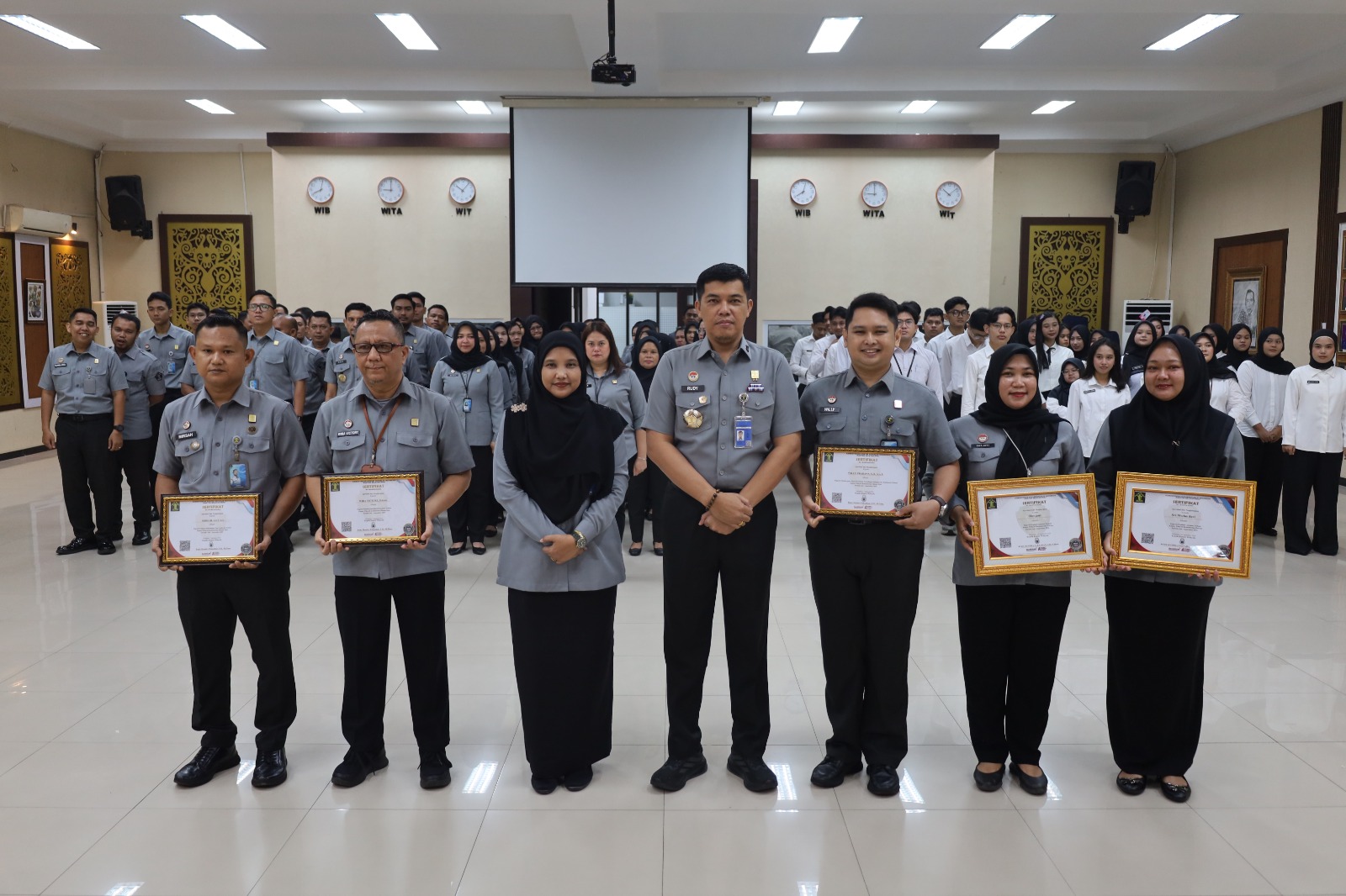 Pimpin Apel Pagi, Kakanwil Kemenkum Beri Penghargaan Pegawai Teladan