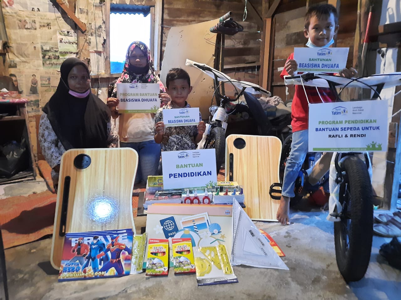 Tiga Anak Yatim Bersaudara Terima Bantuan Pendidikan dari Rumah Yatim Riau