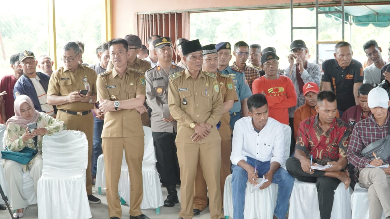 Pantau Proses Pilpeng, Bupati Rohil Ajak Masyarakat Dukung Penghulu Terpilih